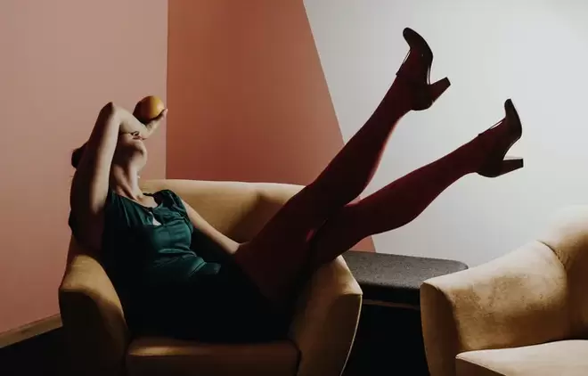 Bacaklarında varisli damarları olan genç kadın